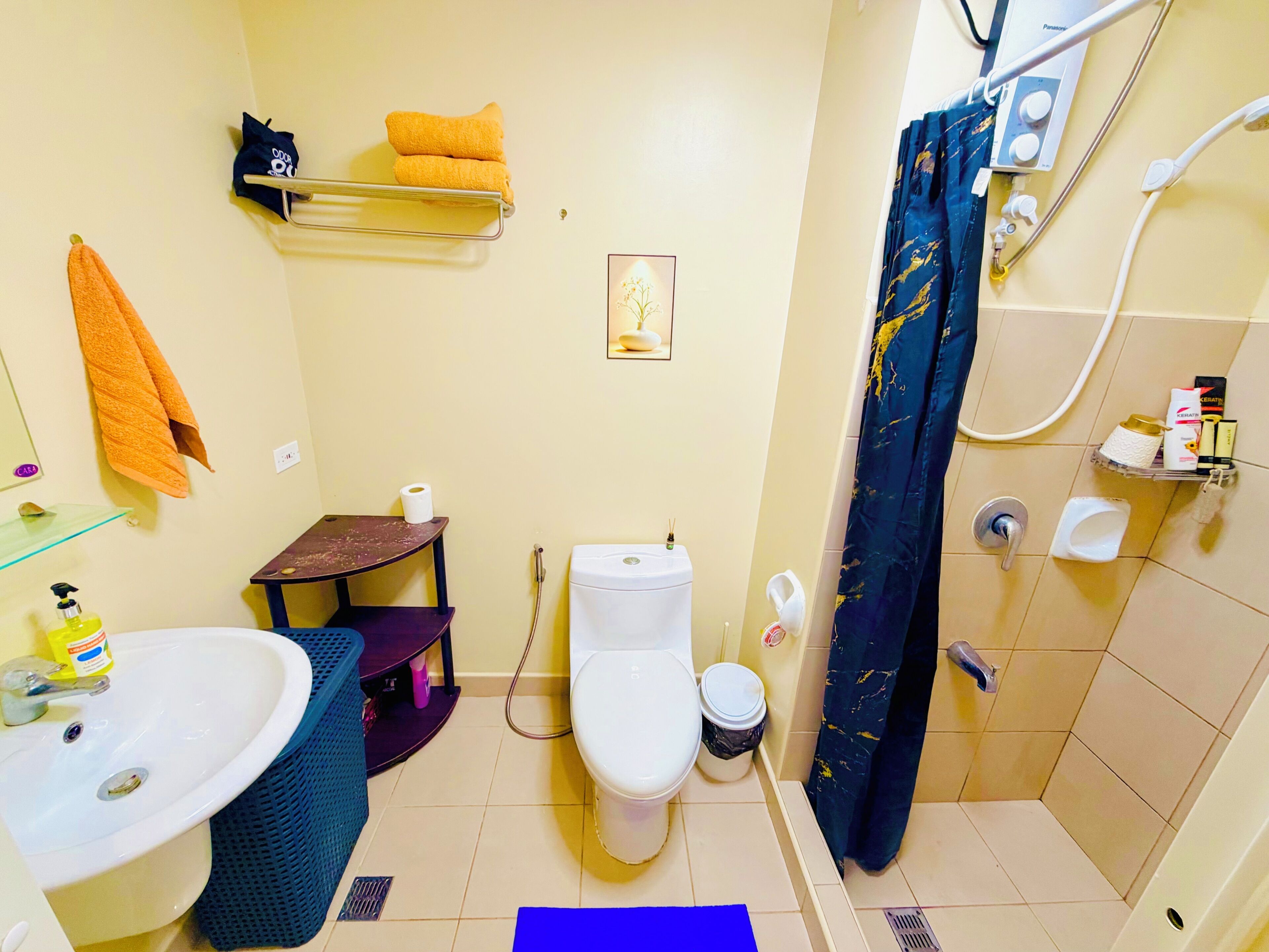 Een bidet, handdoeken, zeep, toiletpapier