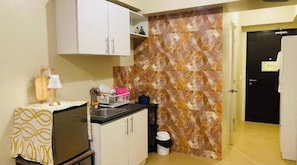 Private kitchen - Modern Cozy Condo | Stunning Pool View | Prime City Location (Iloilo)