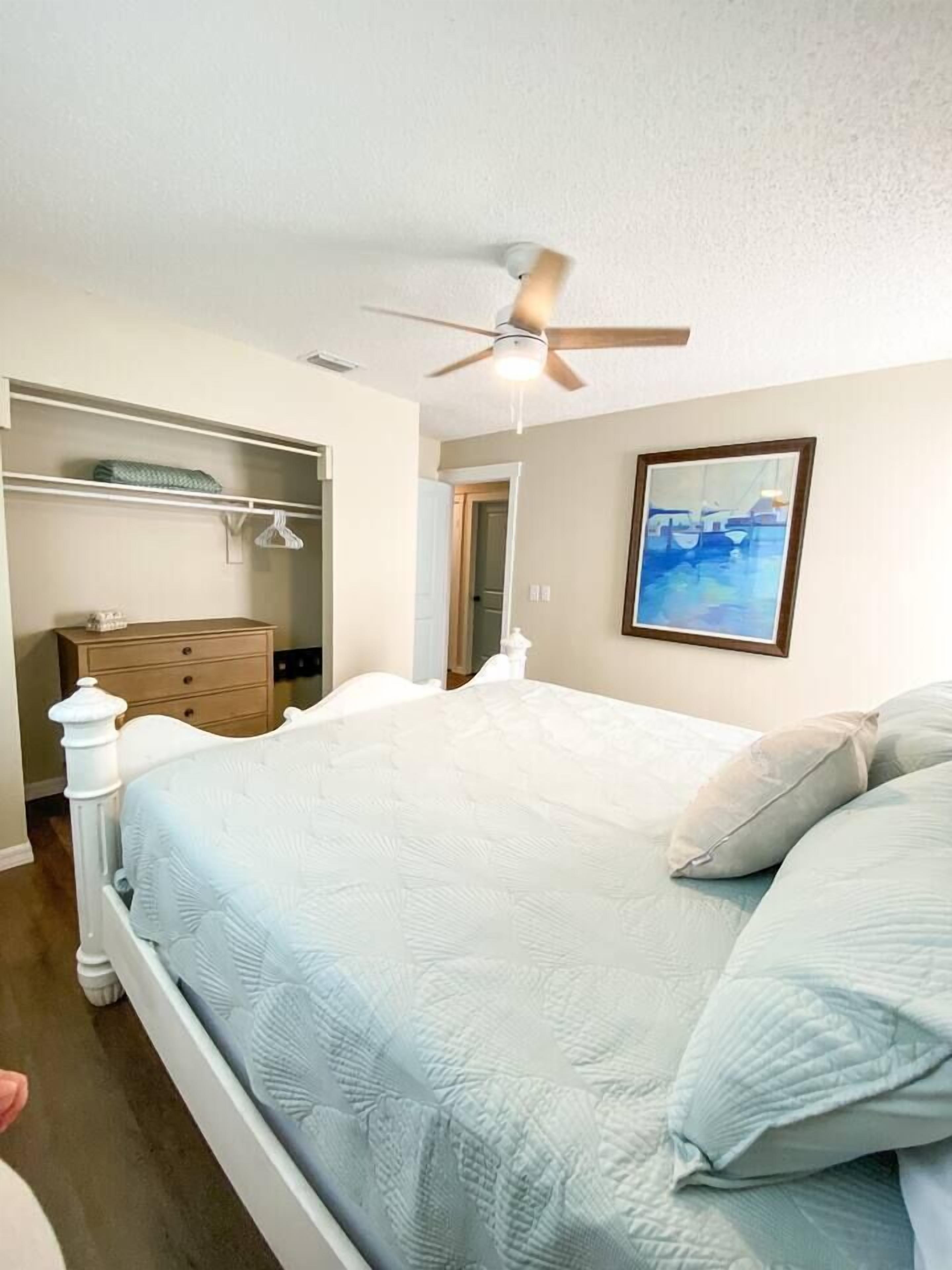 Desk, iron/ironing board, WiFi, bed sheets
