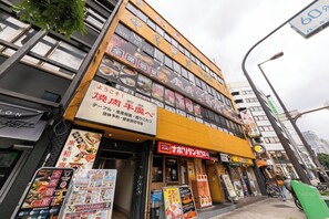 A multi-story building with a restaurant on the ground floor, featuring large windows and outdoor seating. - June 2025 open! 3LDK/ Center of Shinsaibashi, Go Namba! (大阪市西区北堀江１丁目)
