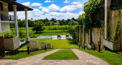 Luxury 5BR Family Villa Near Airport, Pool, Rooftop, Sleeps 14+