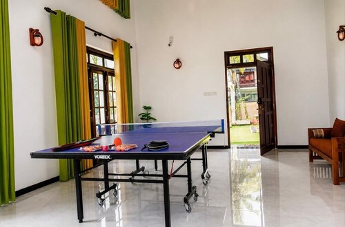 Luxury 5BR Family Villa Near Airport, Pool, Rooftop, Sleeps 14+