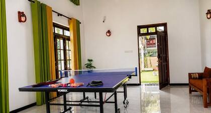 Luxury 5BR Family Villa Near Airport, Pool, Rooftop, Sleeps 14+