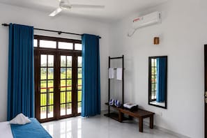 5 bedrooms, iron/ironing board, WiFi (free), bed sheets