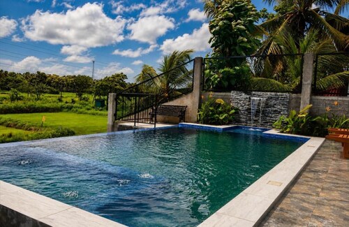Luxury 5BR Family Villa Near Airport, Pool, Rooftop, Sleeps 14+