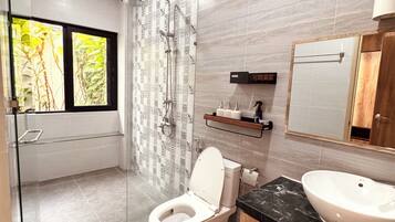 Superior-Studio | Badezimmer | Dusche, Haartrockner, Handtücher, Seife