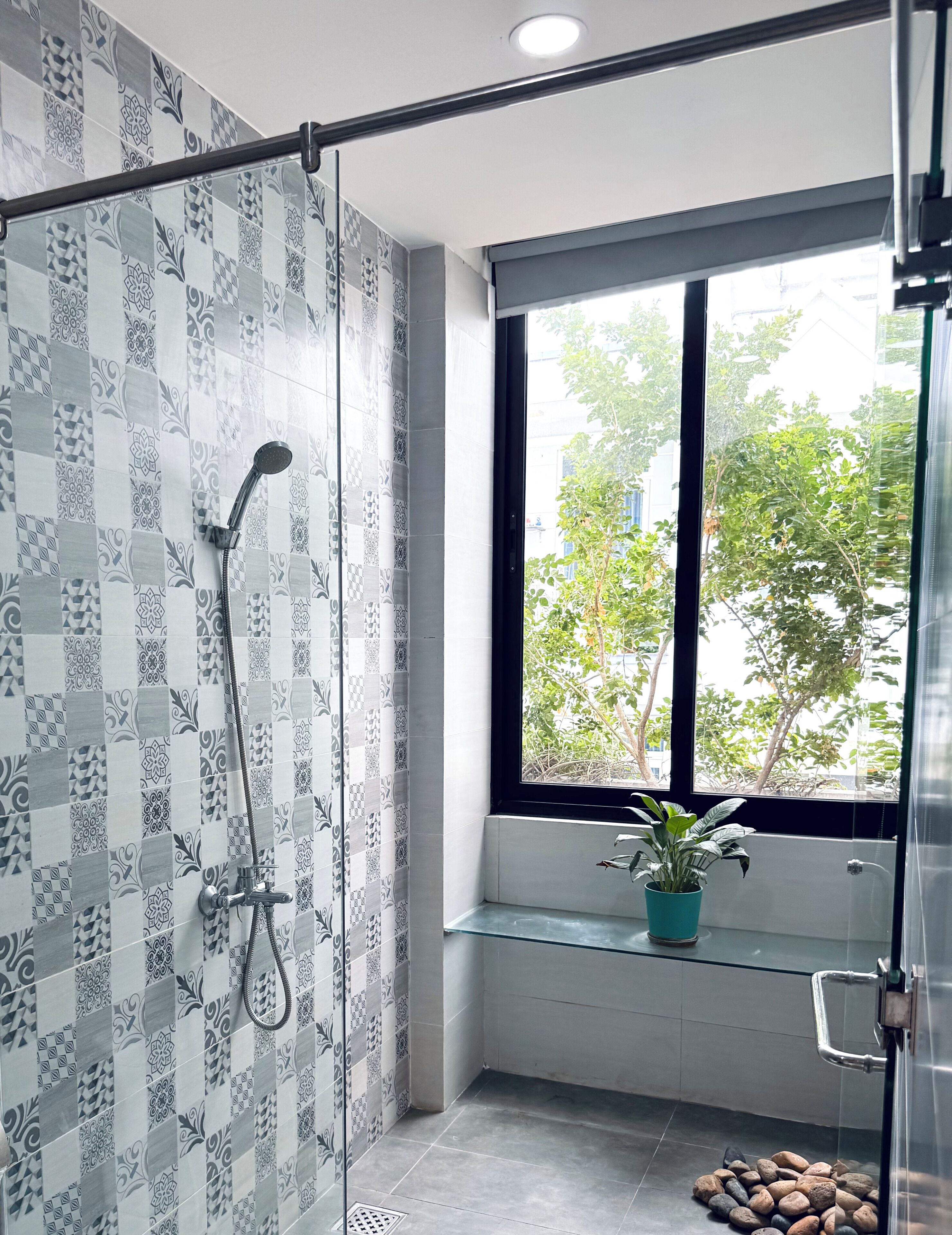 Studio Deluxe, ban công, quang cảnh thành phố | Phòng tắm | Buồng tắm vòi sen, máy sấy tóc, khăn tắm, xà phòng 