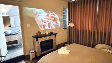 Superior Studio | Desk, free WiFi, bed sheets