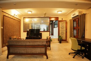 Luxury Room | Ruang tamu | 32 inci televisyen skrin rata dengan kabel 