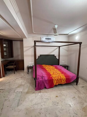 Desk, laptop workspace, WiFi (free) - A mango tree stay (bhopal)