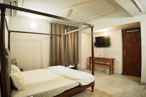 Luxury Room | Desk, laptop workspace, free WiFi, bed sheets - A mango tree stay (Bhopal)