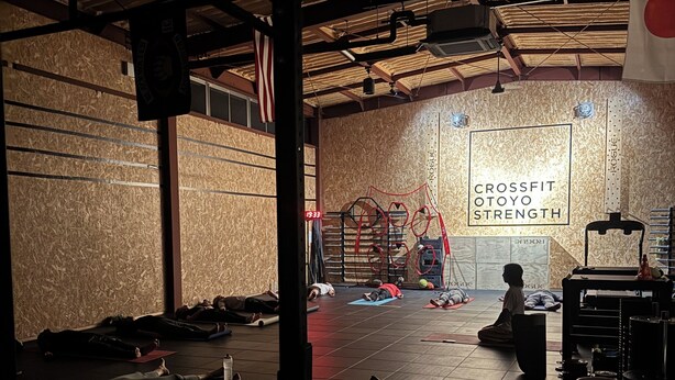 Un gimnasio con colchonetas, pesas y equipo de ejercicio.