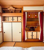 Una habitación japonesa tradicional con suelo de tatami, paneles shoji y una cama futón.