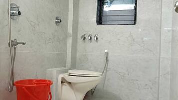 Habitación triple Deluxe | Baño | Ducha, artículos de higiene personal gratuitos y secador de pelo