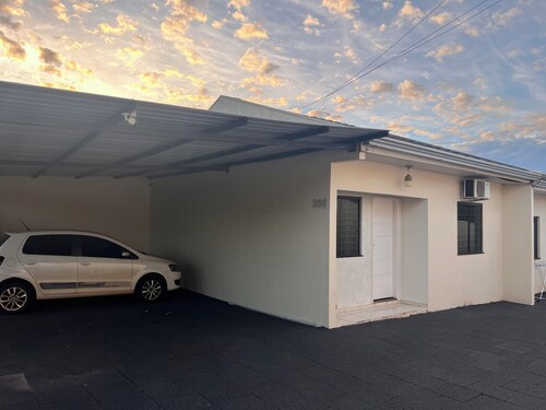 House in a gated community for rest and peace, 3 minutes from Catuai Shopping Mall.