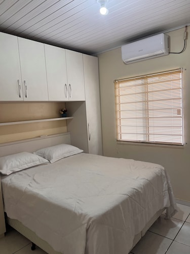 House in a gated community for rest and peace, 3 minutes from Catuai Shopping Mall.