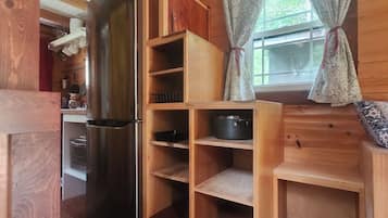 Cafetera o tetera, frigorífico, horno y placa de cocina