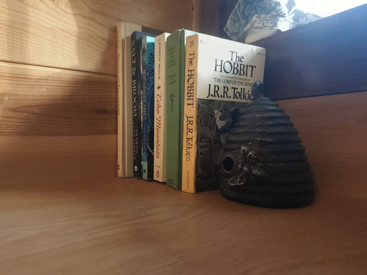En bokhylla med böcker och en dekorativ föremål.