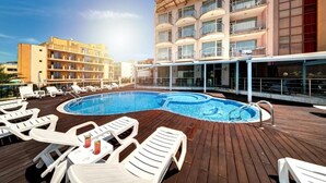 A rooftop swimming pool with lounge chairs and a building with balconies. - Hotel Sveti Nikolai (Primorsko)