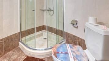 Apartamento Confort, balcón, vistas al jardín | Baño | Ducha, secador de pelo, toallas y jabón