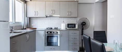 Departamento, balcón | Cocina privada | Cafetera y tetera y tetera eléctrica