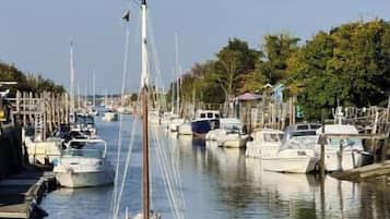 Ein Hafen mit vertäuten Booten entlang des Kanals.