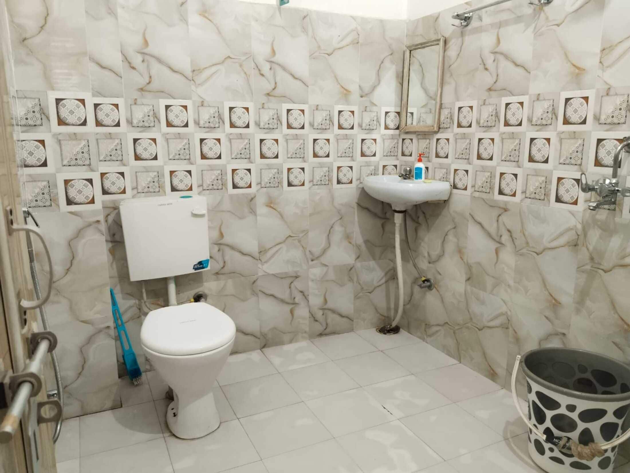 Standard Room, Air conditioning, City View | Bathroom | Shower, free toiletries, towels, soap