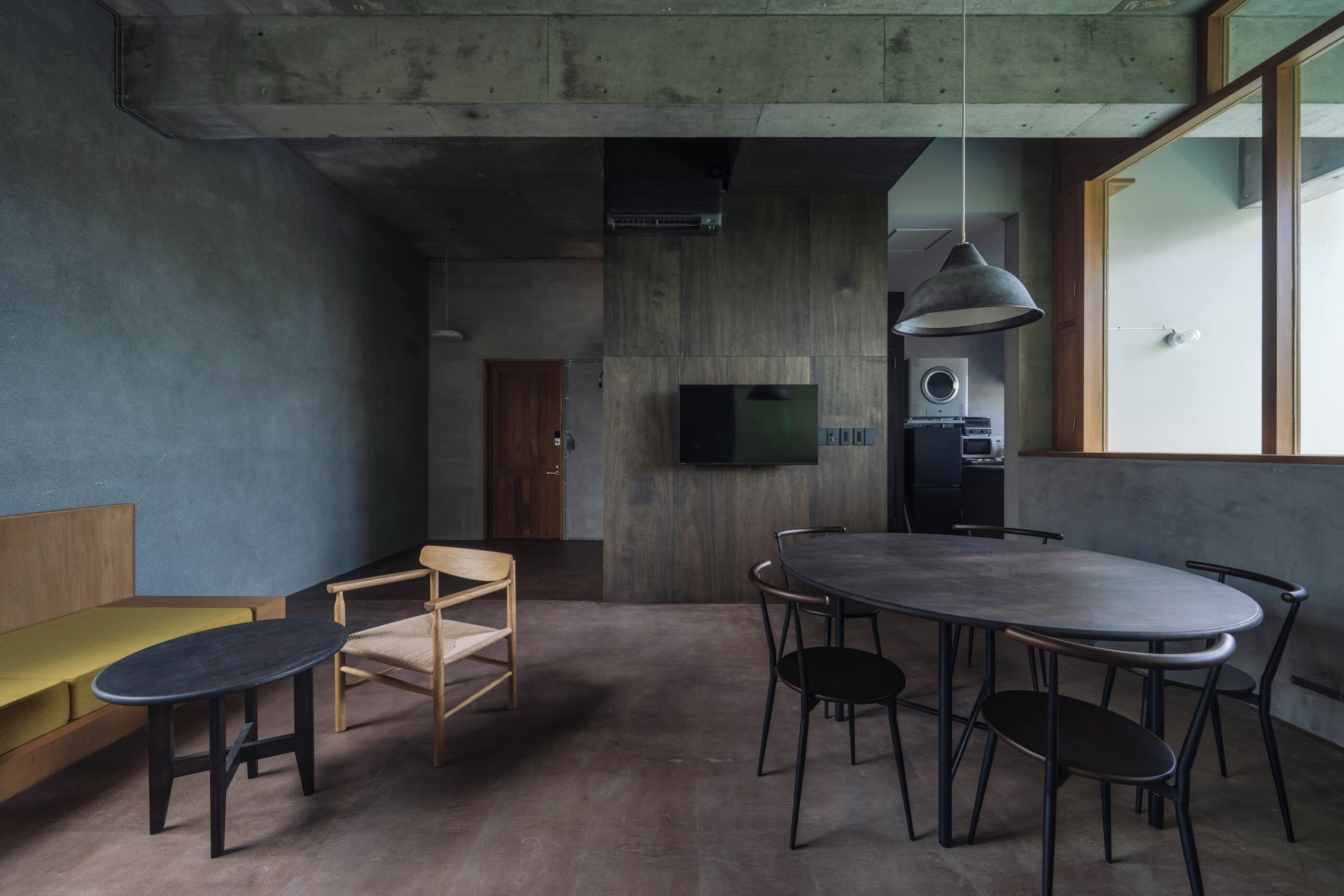 Un interior moderno con comedor, sofá y área de cocina equipada.