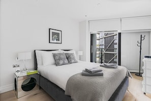 House - Luxury 2 Bed 2 Bath Apt in Nine Elms A C (London)