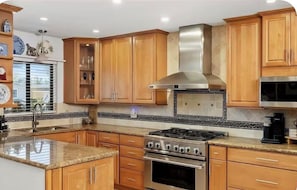 Private kitchen - Canyon View Home, 10 Min to Zoo, Beach & Downtown (San Diego)