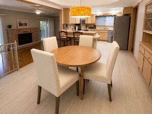 Dining - Cozy Queen Bedroom—Quiet Home—Self Check-in (Warren)
