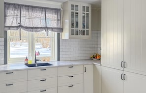 Wasserkocher mit Kaffee-/Teezubehör, Kühlschrank, Mikrowelle, Ofen
