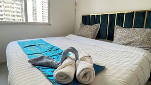 Une chambre d’hôtel avec un lit, une fenêtre et un luminaire au plafond.