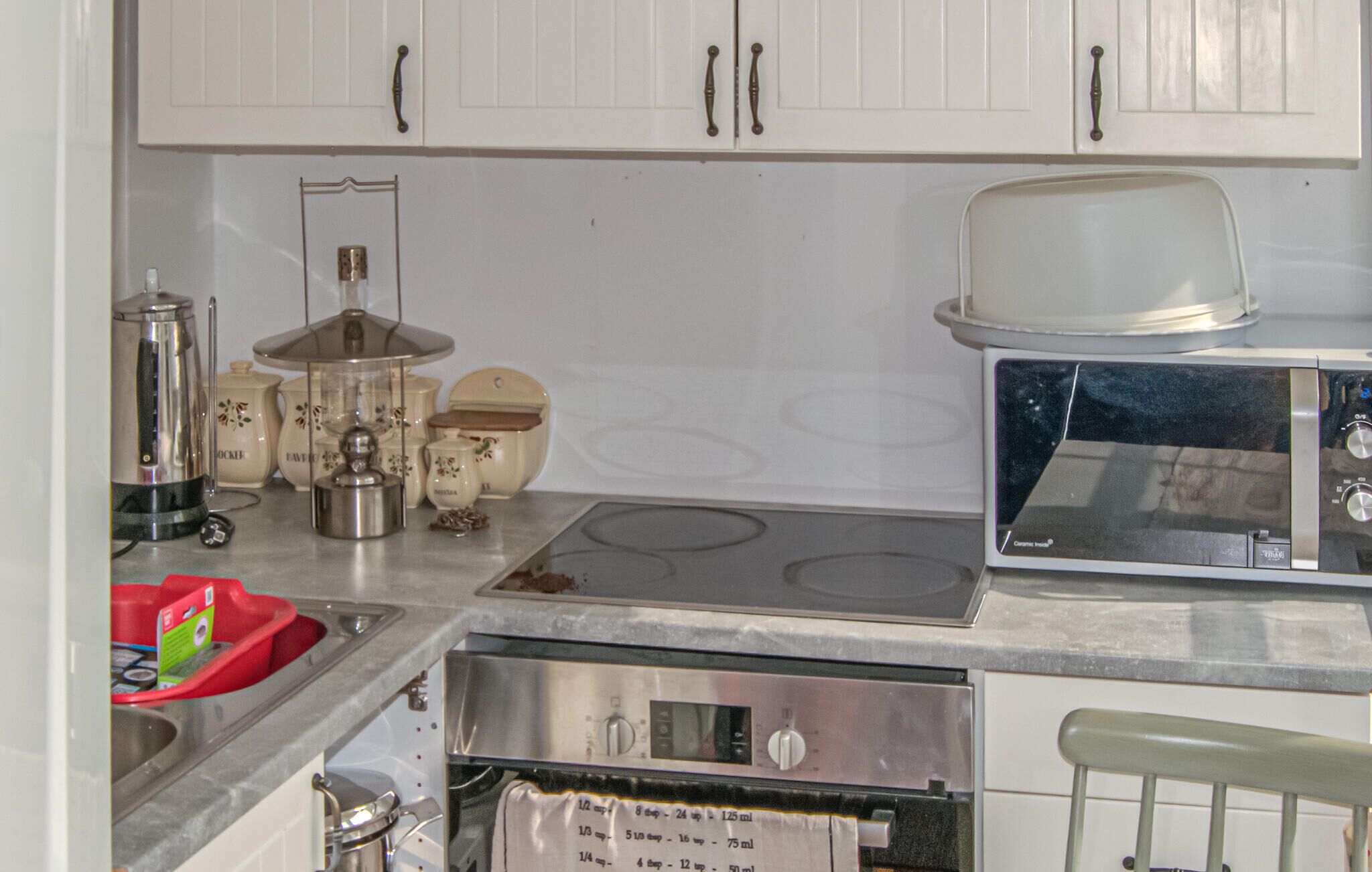 Fridge, oven, stovetop, cookware/dishes/utensils