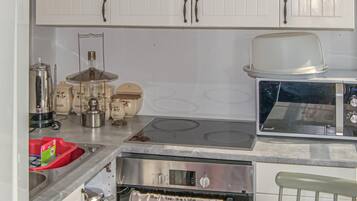 Fridge, oven, stovetop, cookware/dishes/utensils