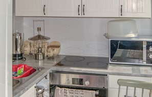 Refrigerador, horno, parrilla de estufa y utensilios de cocina 