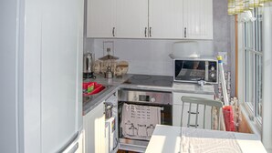 Kylskåp, mikrovågsugn, ugn och spishäll
