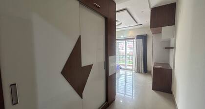 Grand 5BR Villa with 5 Ensuite Baths near Airport