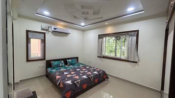 Iron/ironing board, Internet, bed sheets