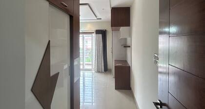 Grand 5BR Villa with 5 Ensuite Baths near Airport