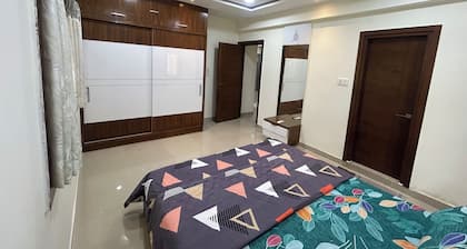 Grand 5BR Villa with 5 Ensuite Baths near Airport