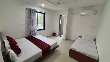 Triple Room, Air conditioning | Rollaway beds, free WiFi, bed sheets