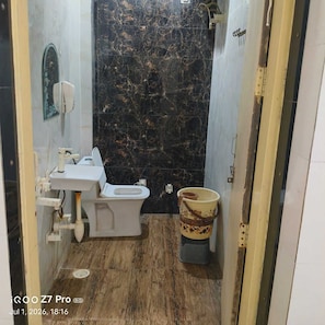 Habitación triple, aire acondicionado | Baño | Regadera, toallas, jabón, shampoo