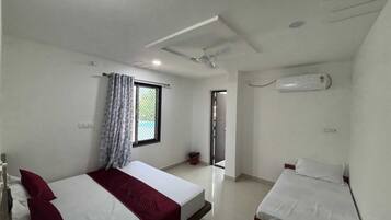 Triple Room, Air conditioning | Rollaway beds, free WiFi, bed sheets