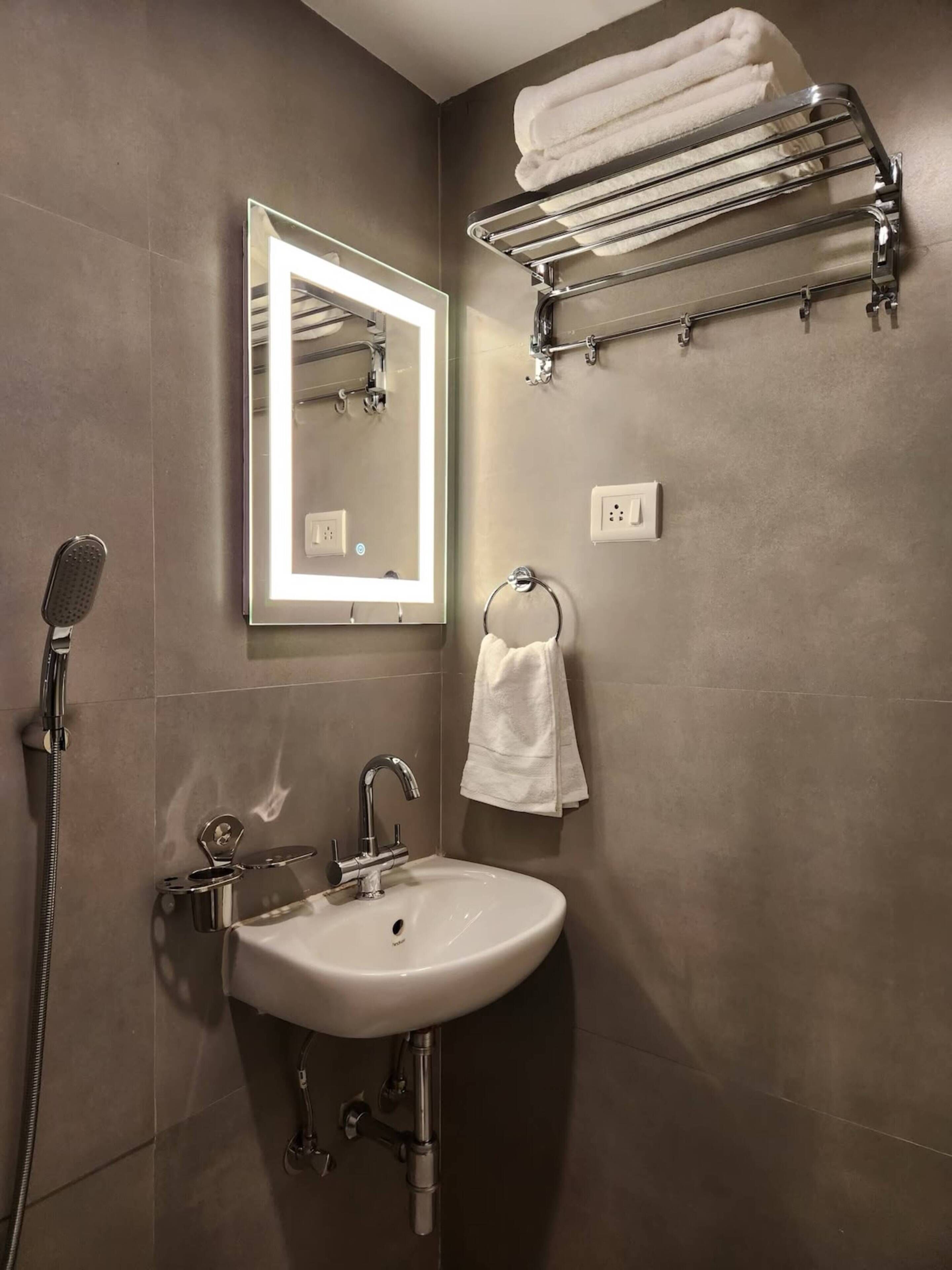 Regadera, amenidades de baño gratuitas, jabón, shampoo 