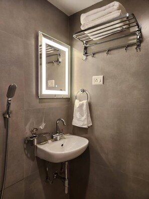 Dusche, kostenlose Toilettenartikel, Seife, Shampoo