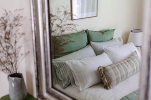 2 bedrooms, iron/ironing board, WiFi, bed sheets - Little Arthur North Hobart (North Hobart)