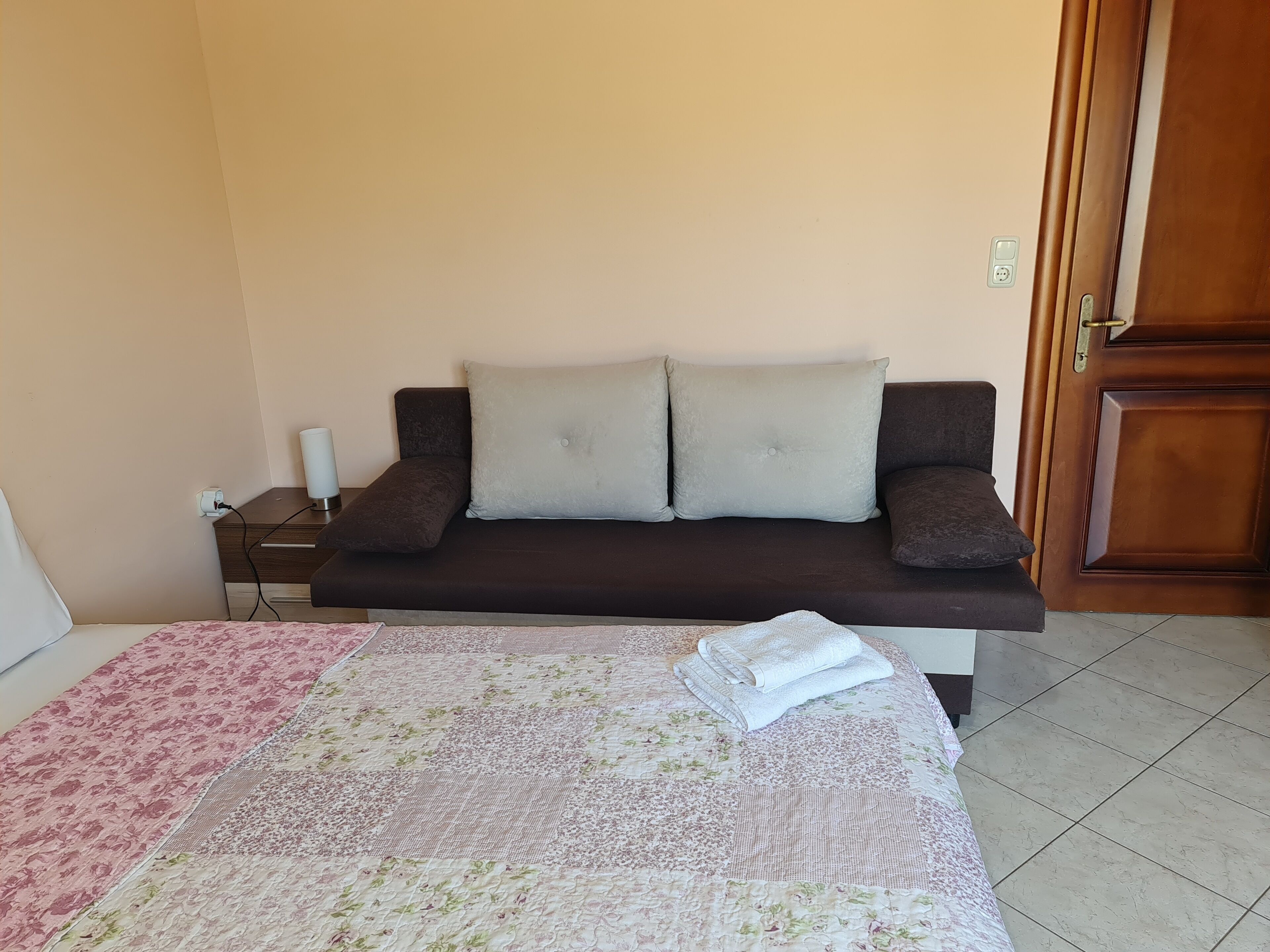 1 habitación, tabla de planchar con plancha, wifi y ropa de cama 