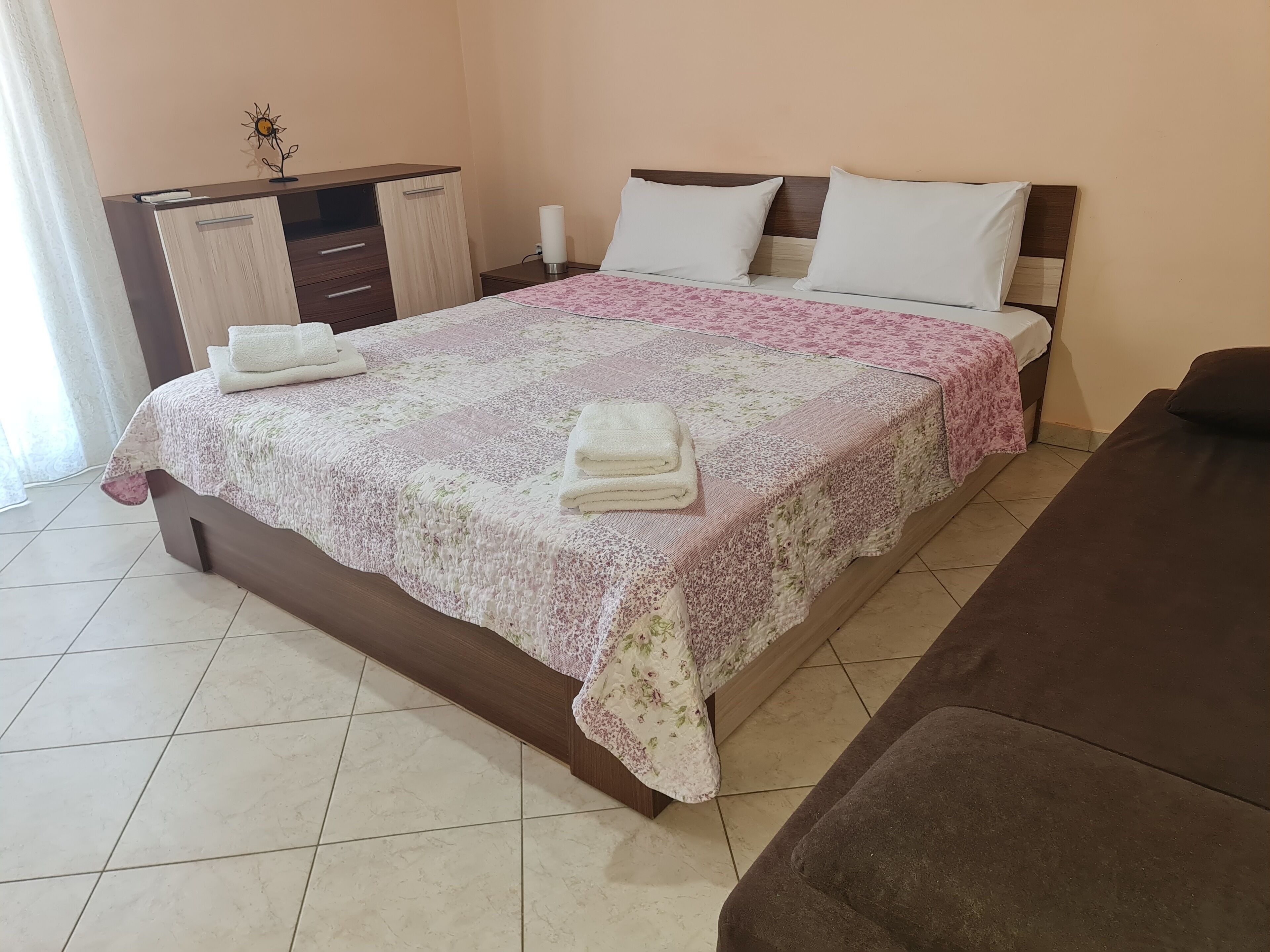 Iron/ironing board, WiFi, bed sheets