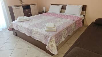 Iron/ironing board, WiFi, bed sheets